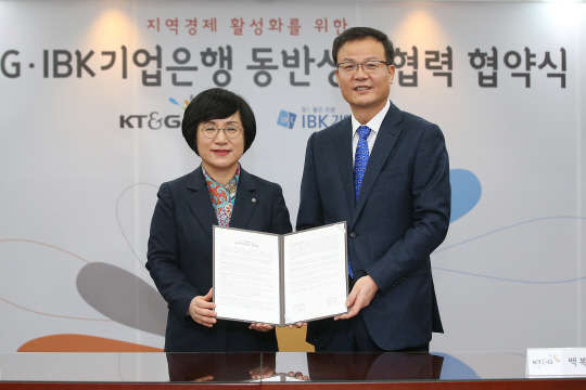 권선주 IBK기업은행장(왼쪽)과 백복인 KT&G 대표이사가 협약식을 마치고 기념촬영을 하고 있다. IBK기업은행 제공.